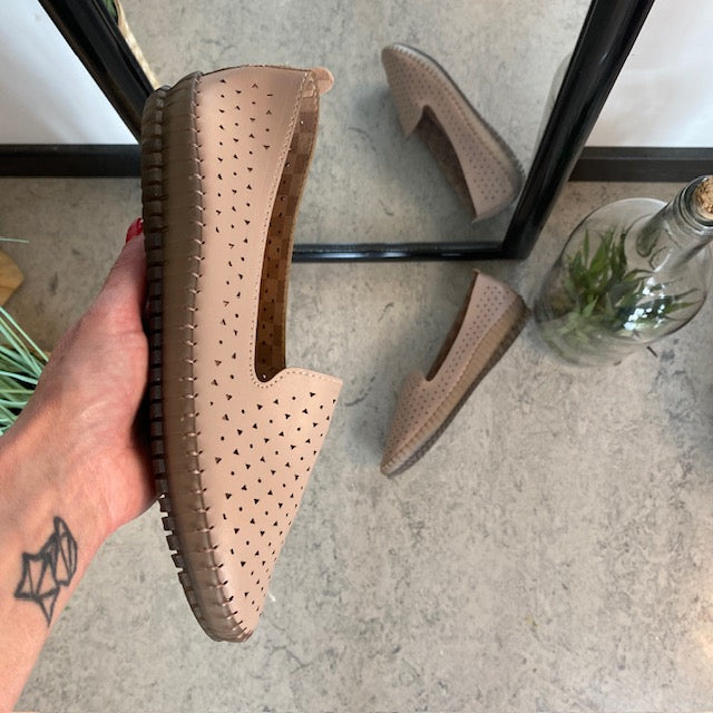 Beige ballerinasko med fint perforert mønster