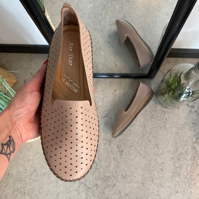 Beige ballerinasko med fint perforert mønster