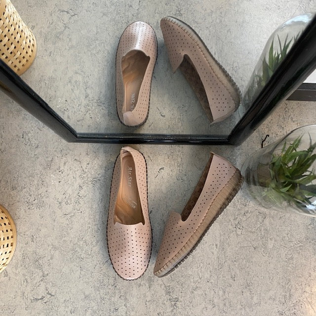 Beige ballerinasko med fint perforert mønster