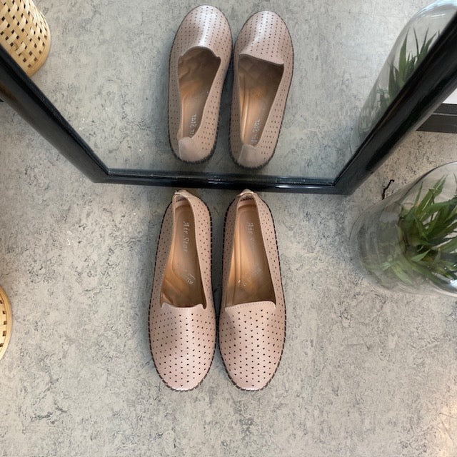 Beige ballerinasko med fint perforert mønster