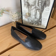 Sorte ballerinasko med delikat perforert mønster