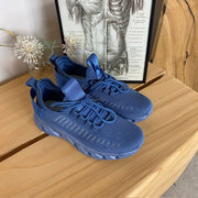 Blå slip-on-sko med strikket overdel