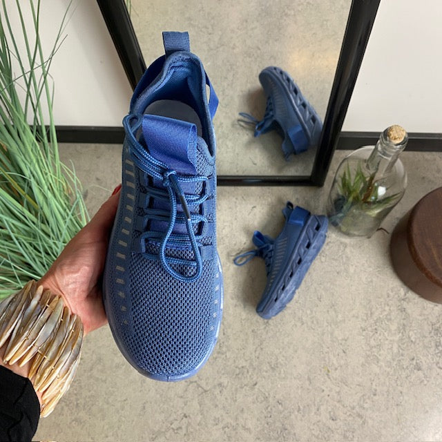 Blå slip-on-sko med strikket overdel