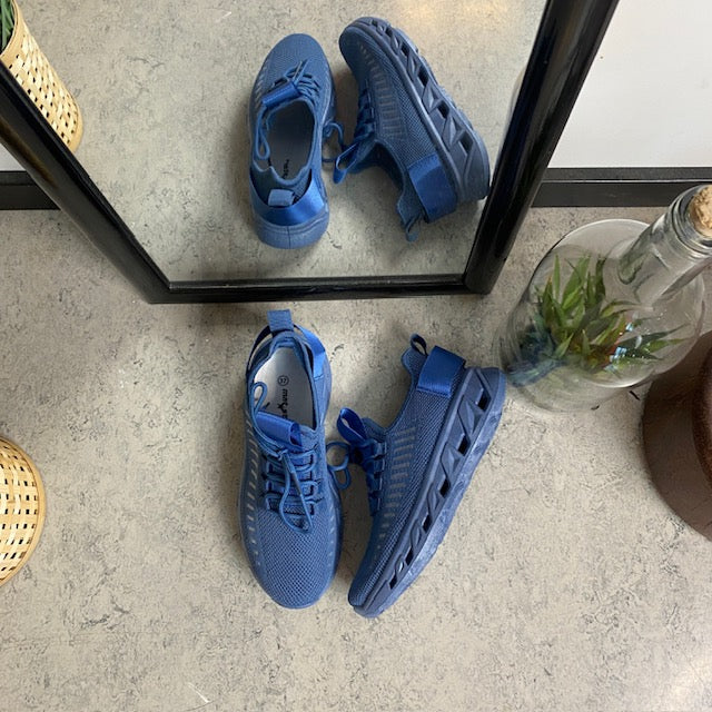Blå slip-on-sko med strikket overdel