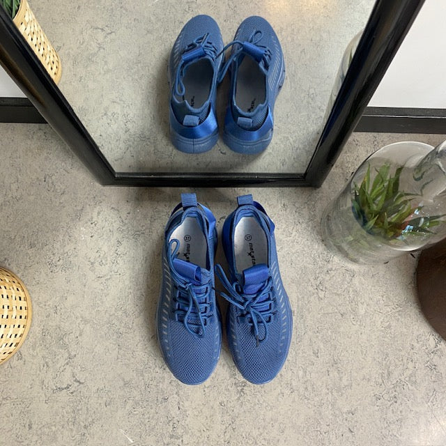 Blå slip-on-sko med strikket overdel