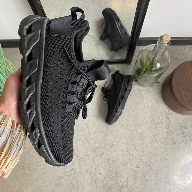 Sorte slip-on-sko med strikket overdel