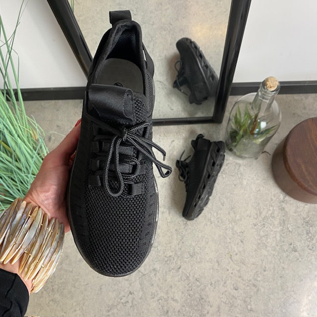 Sorte slip-on-sko med strikket overdel