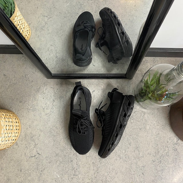 Sorte slip-on-sko med strikket overdel