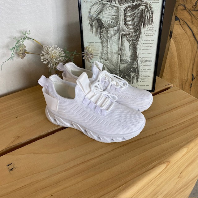 Hvite slip-on-sko med strikket overdel