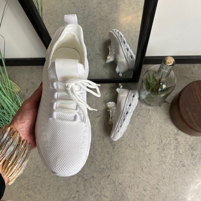 Hvite slip-on-sko med strikket overdel