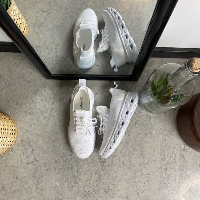 Hvite slip-on-sko med strikket overdel