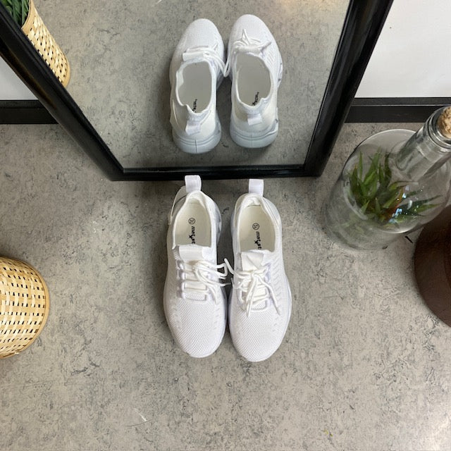 Hvite slip-on-sko med strikket overdel