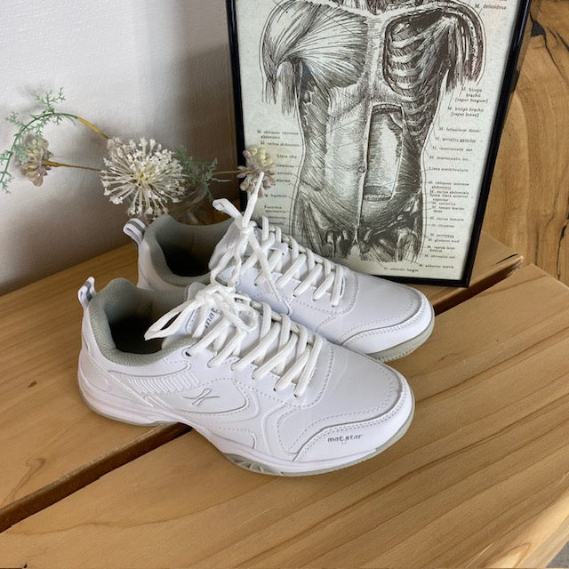 Hvite sneakers med svangstøtte