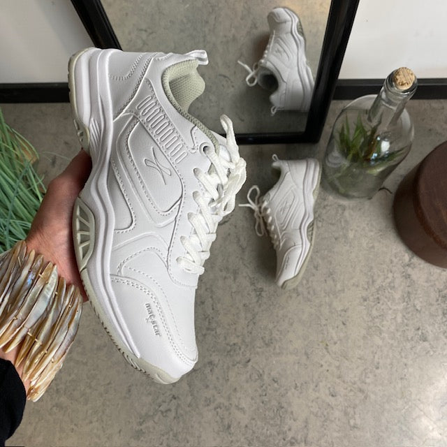 Hvite sneakers med svangstøtte