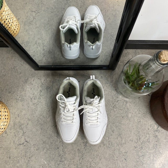 Hvite sneakers med svangstøtte