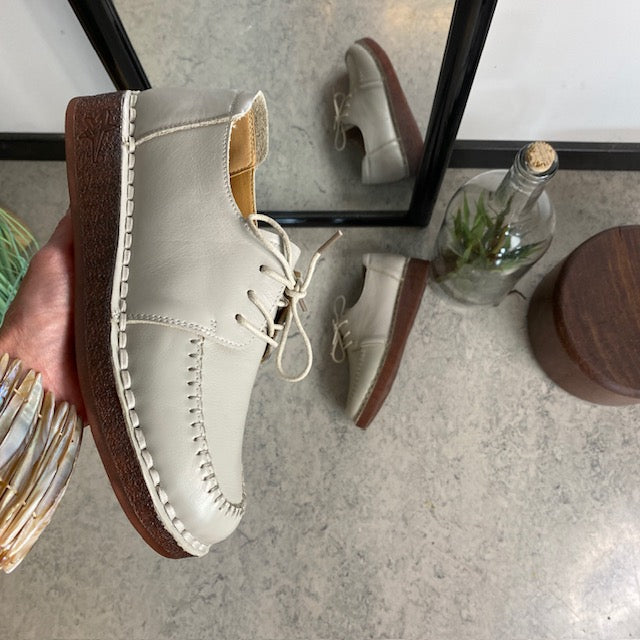 Beige snøresko i skinn med god støtdemping.