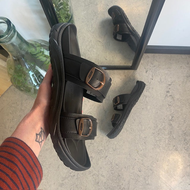 Sort herre slip-on sandal fra MBT med ergonomisk fotseng