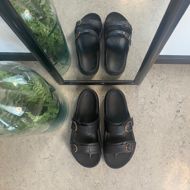 Sort herre slip-on sandal fra MBT med ergonomisk fotseng