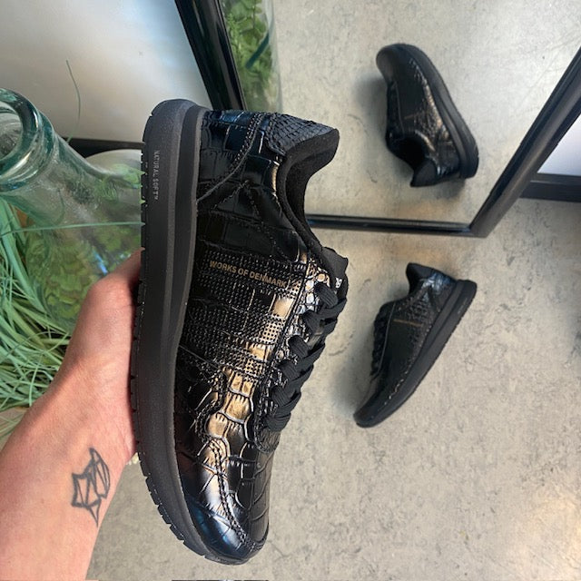 Svart Woden-sneaker i krokodillelook