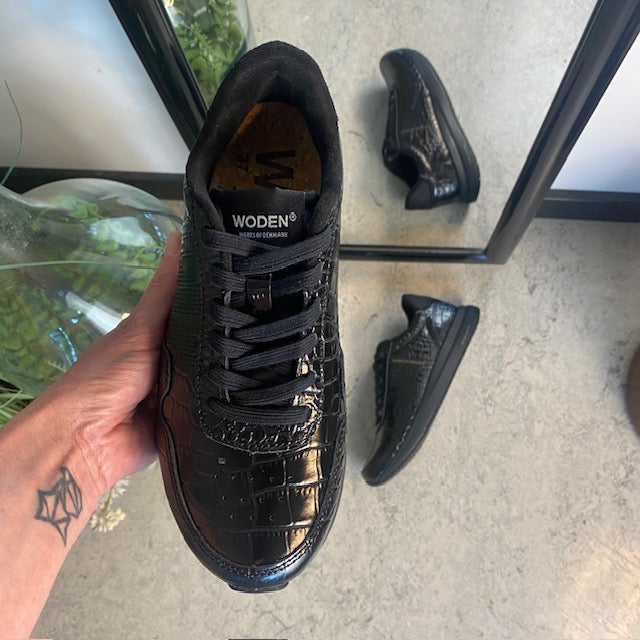 Svart Woden-sneaker i krokodillelook