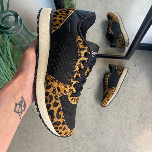 Smarte Woden sneakers i sort miks med leopardmønster.