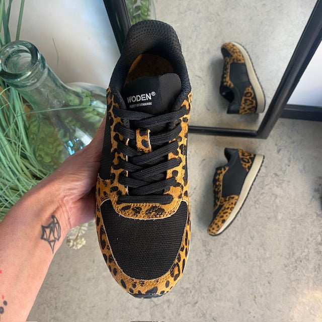 Smarte Woden sneakers i sort miks med leopardmønster.