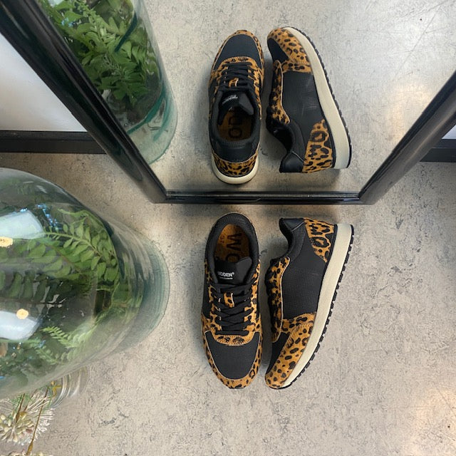 Smarte Woden sneakers i sort miks med leopardmønster.