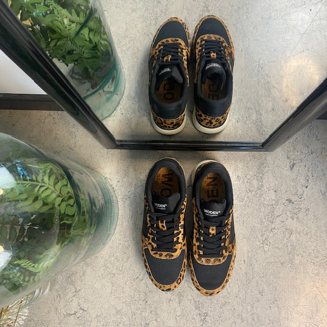Smarte Woden sneakers i sort miks med leopardmønster.