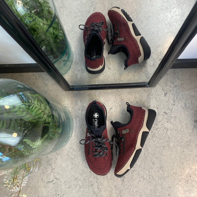 Bordeaux sneakers fra Rieker med god støtdemping