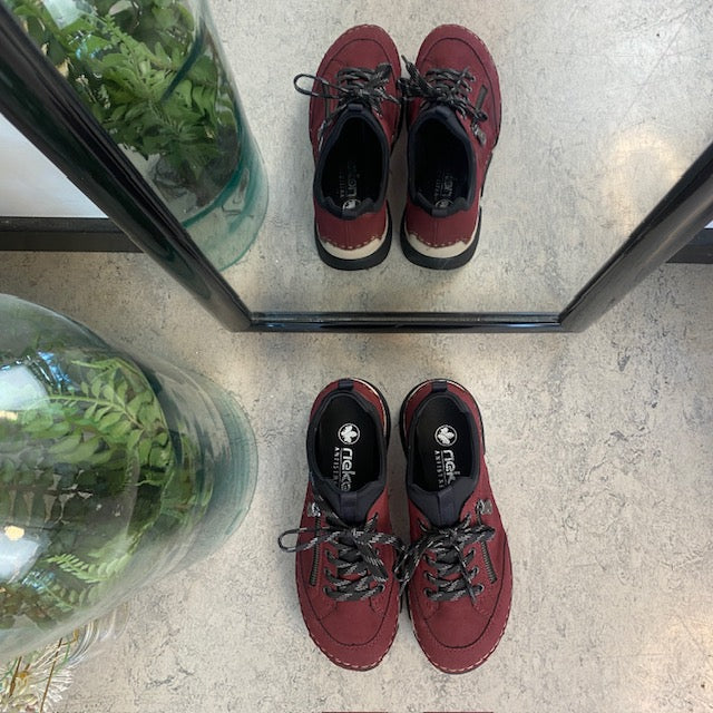 Bordeaux sneakers fra Rieker med god støtdemping