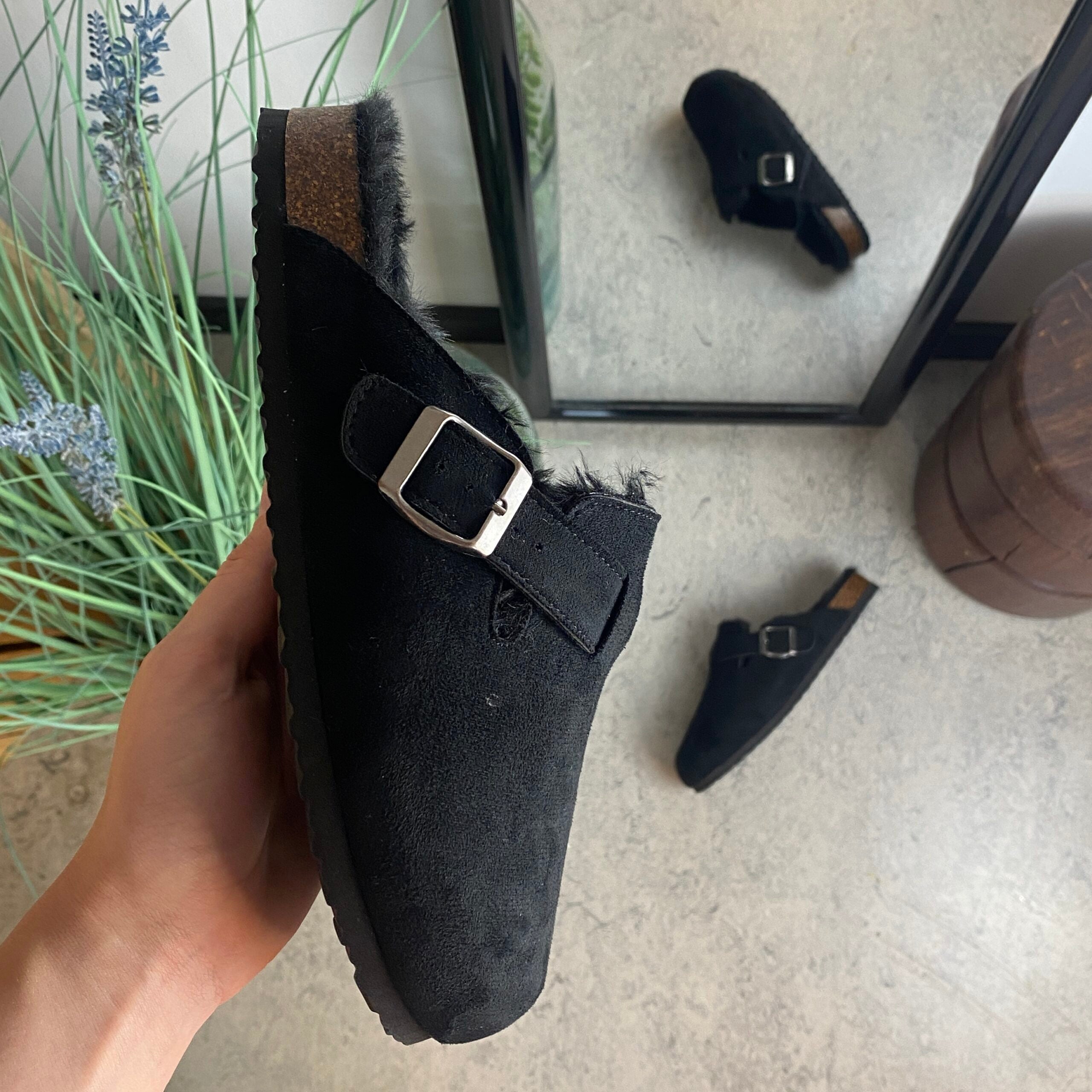 Svart slip-on hjemmesko