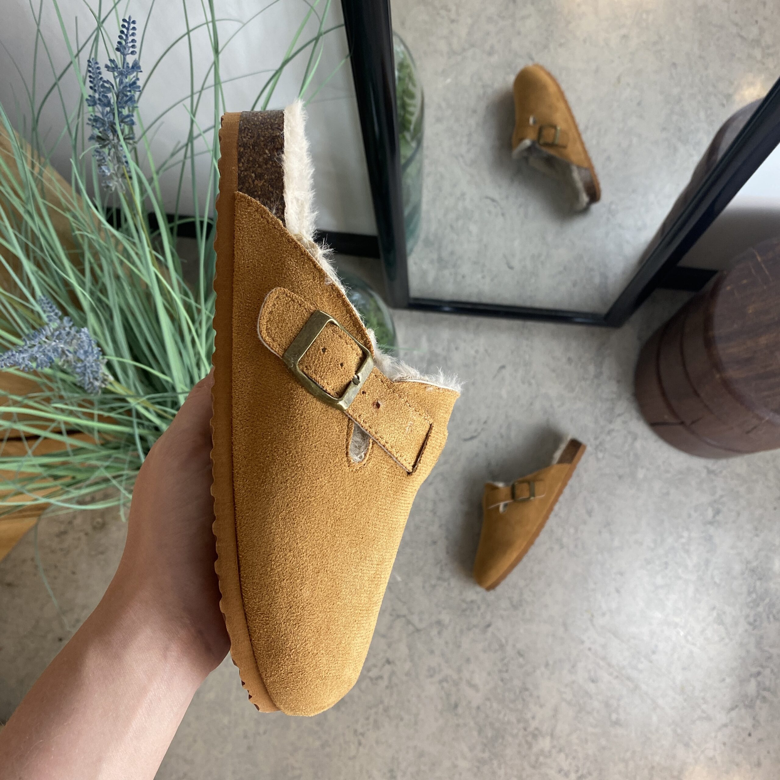 Lysebrune slip-on hjemmesko