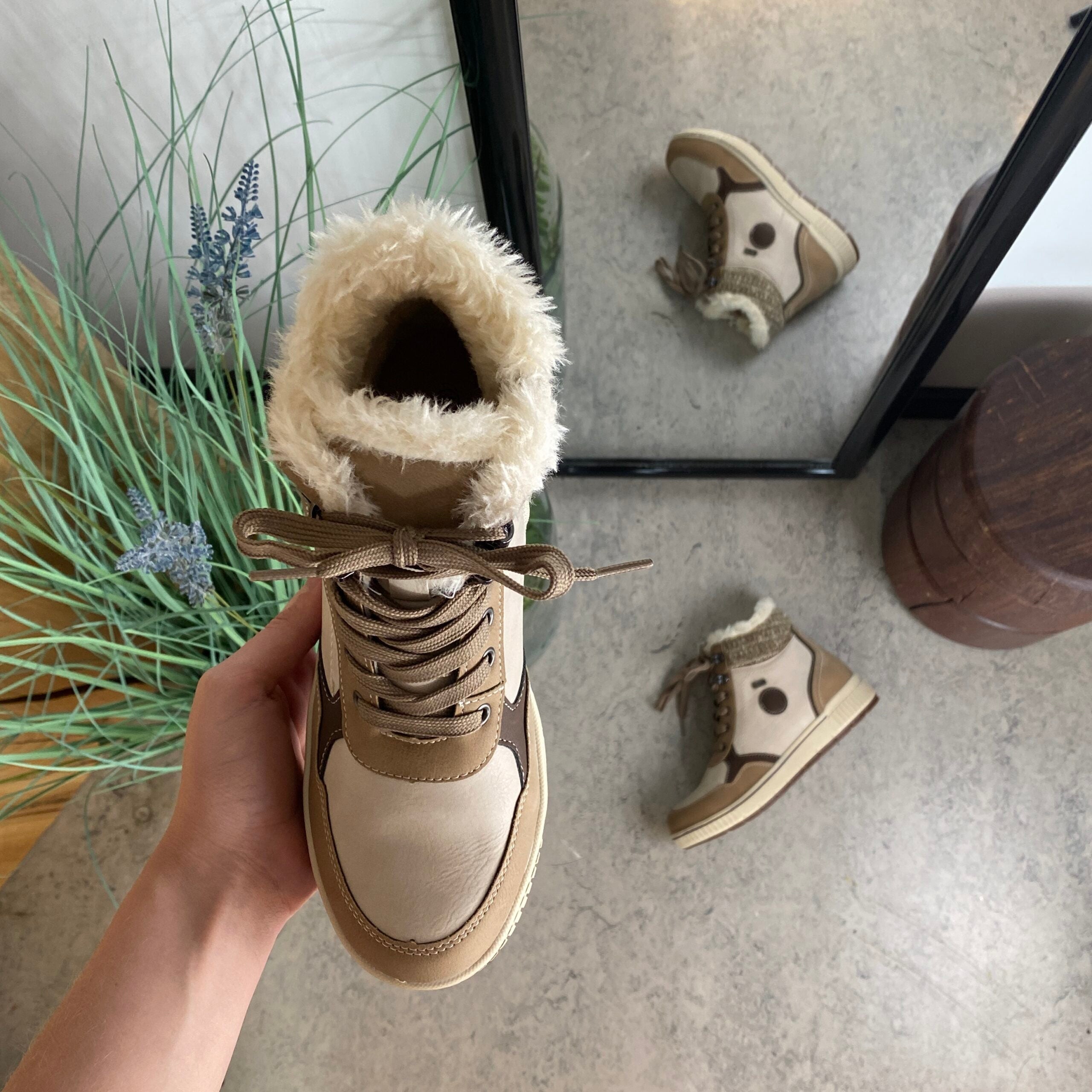 Taupe vinterstøvel med snøring