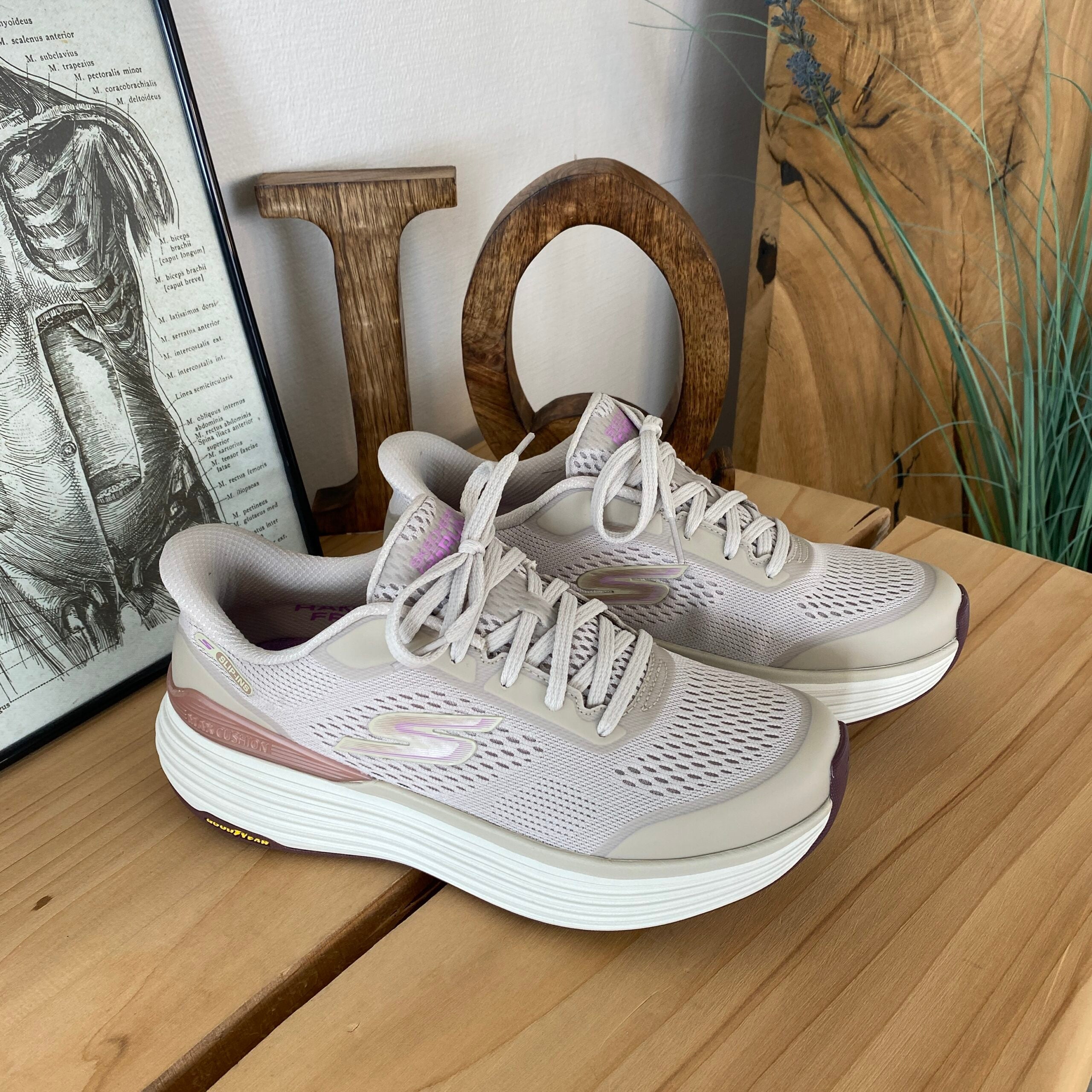 Beige Skechers slip-in med Max Cushioning-såle