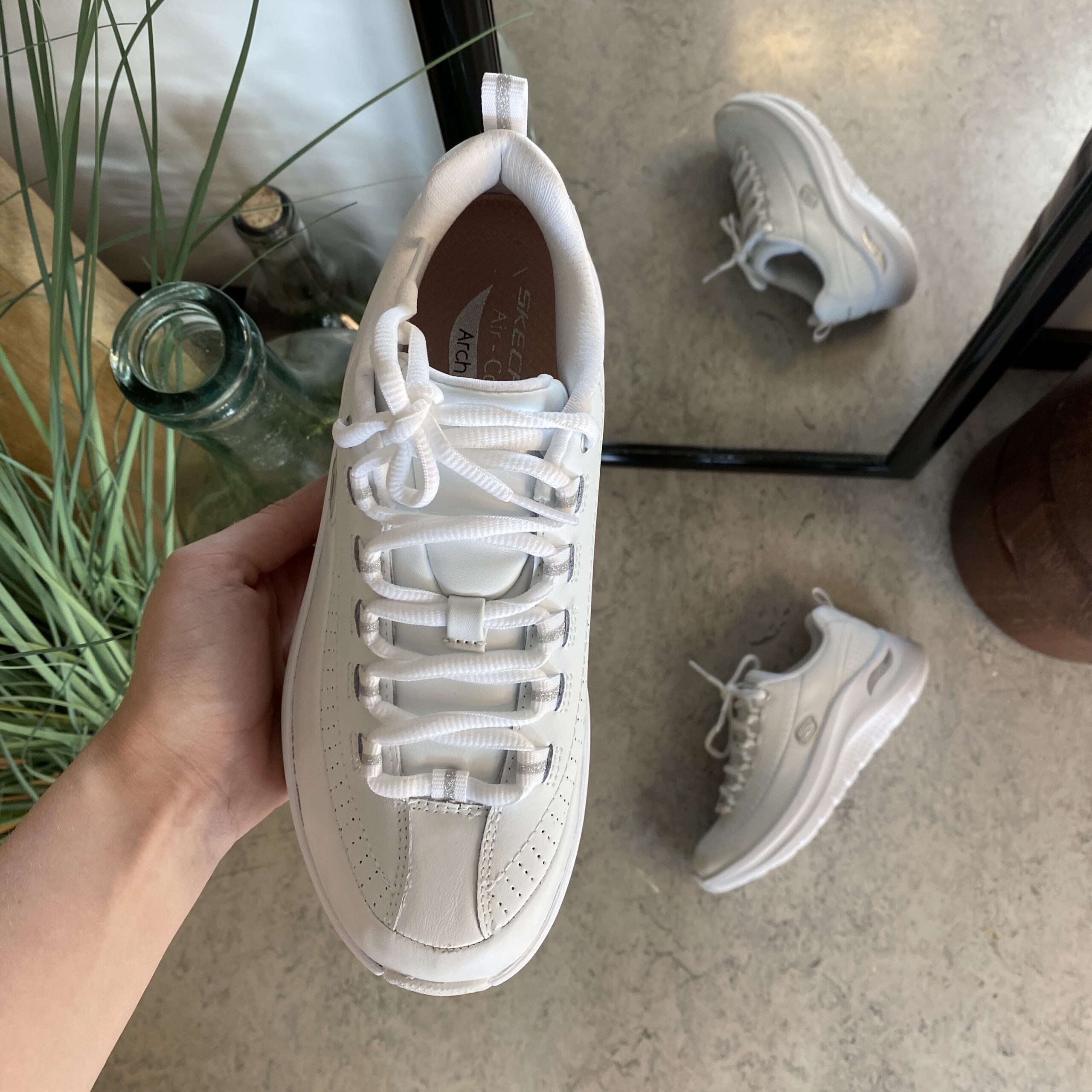 Hvite Skechers med glatt skinnoverflate