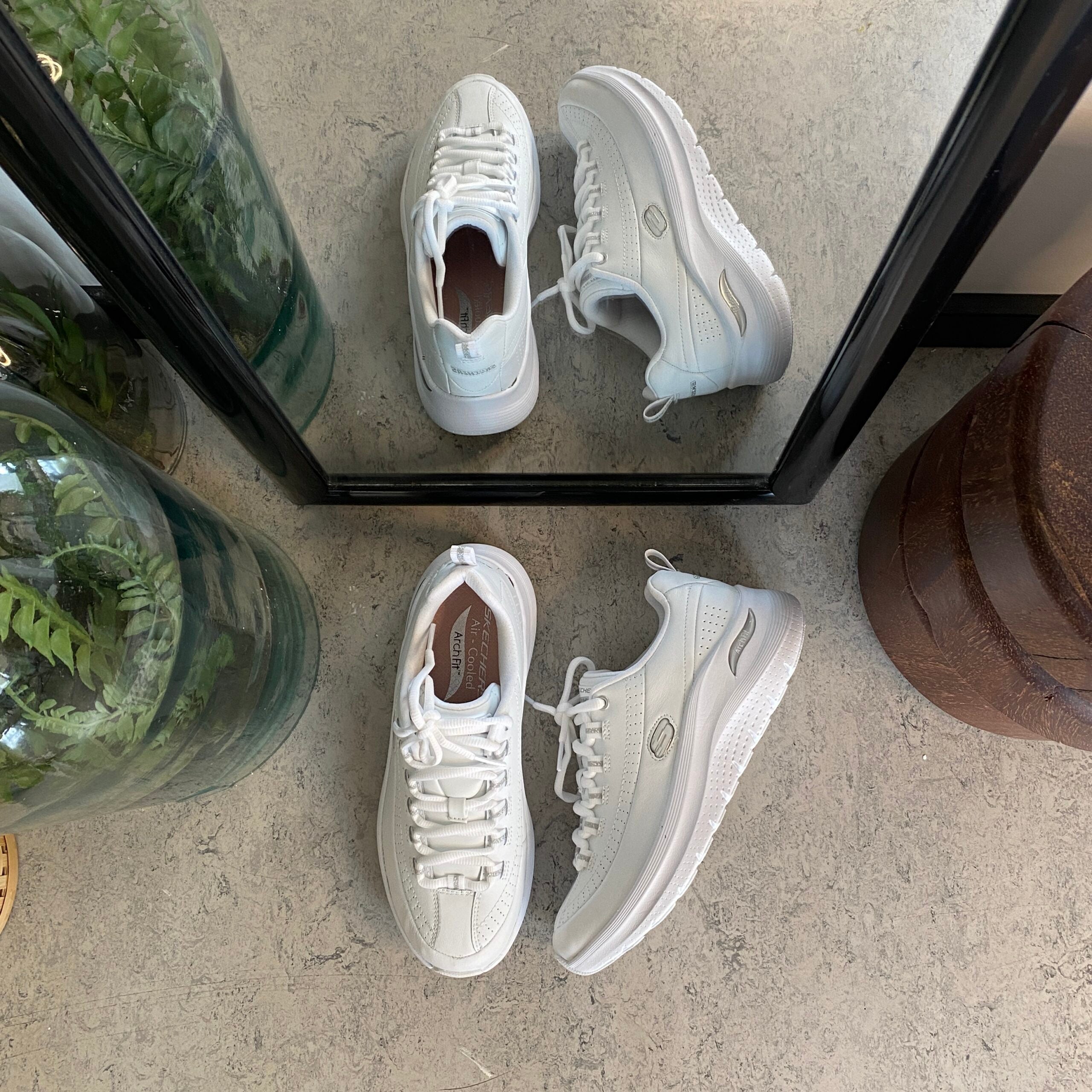 Hvite Skechers med glatt skinnoverflate