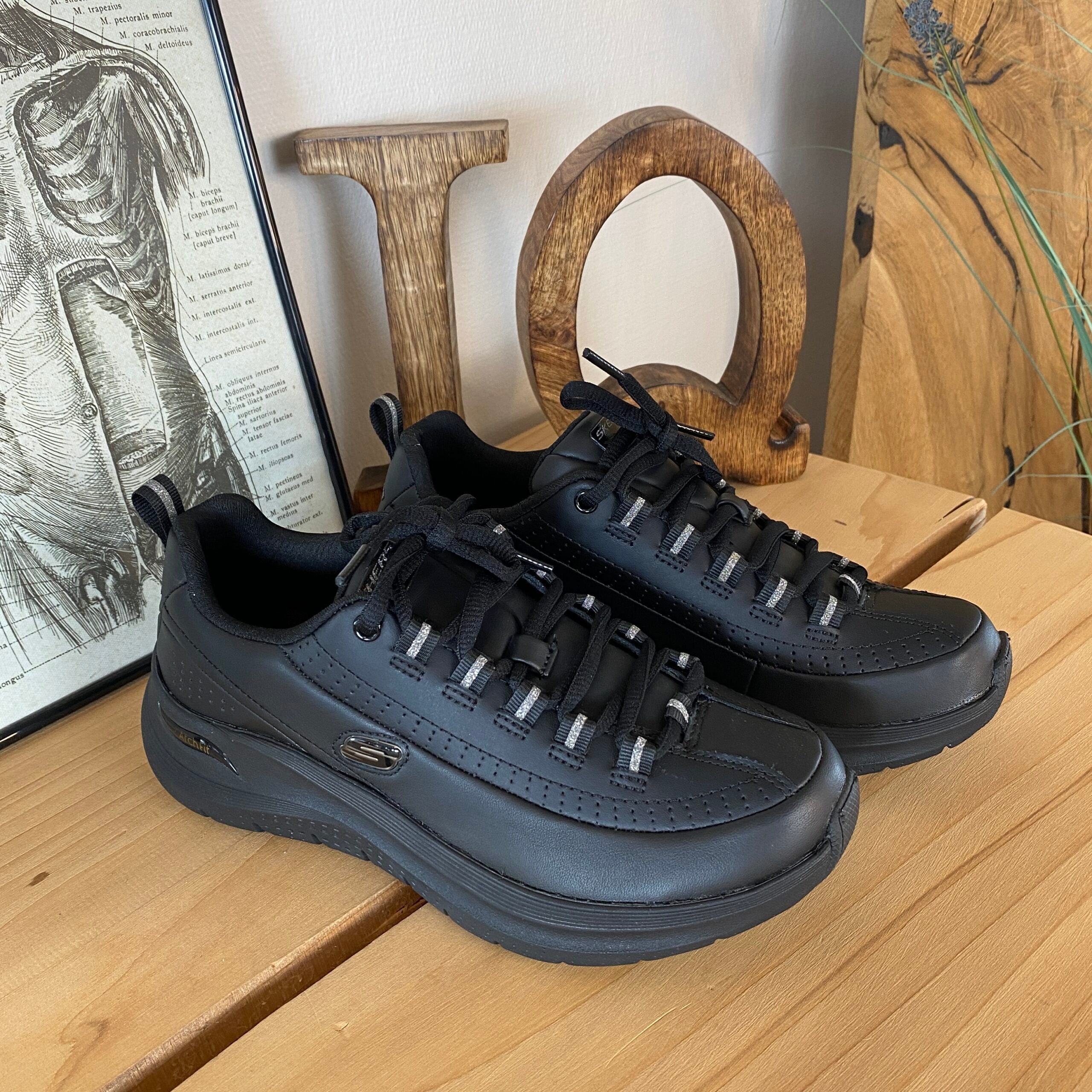 Svart Skechers med glatt skinnoverflate