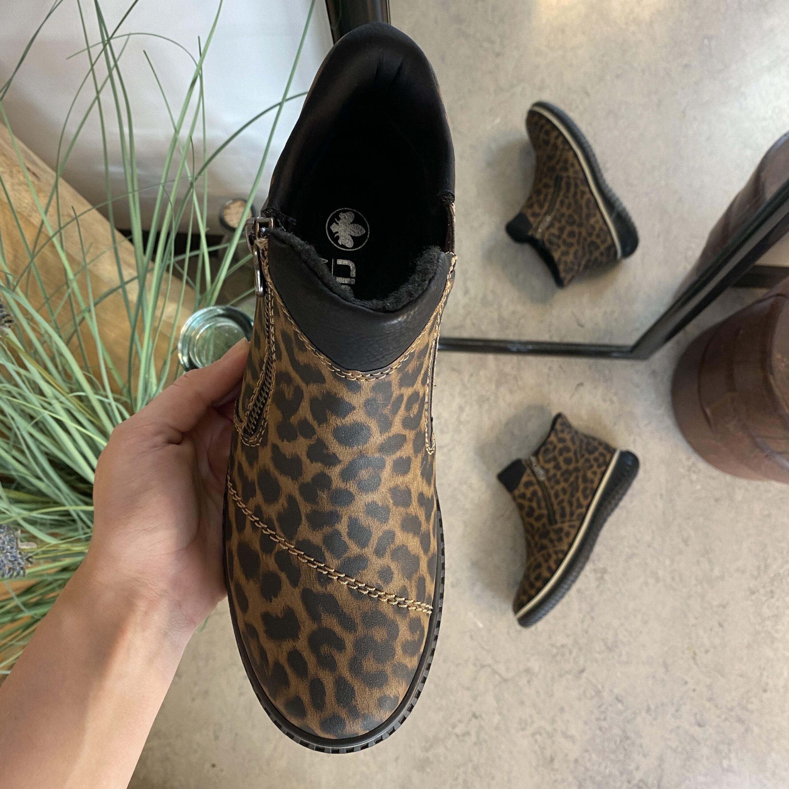 Kort støvlett fra Rieker med leo-print og lett fôr