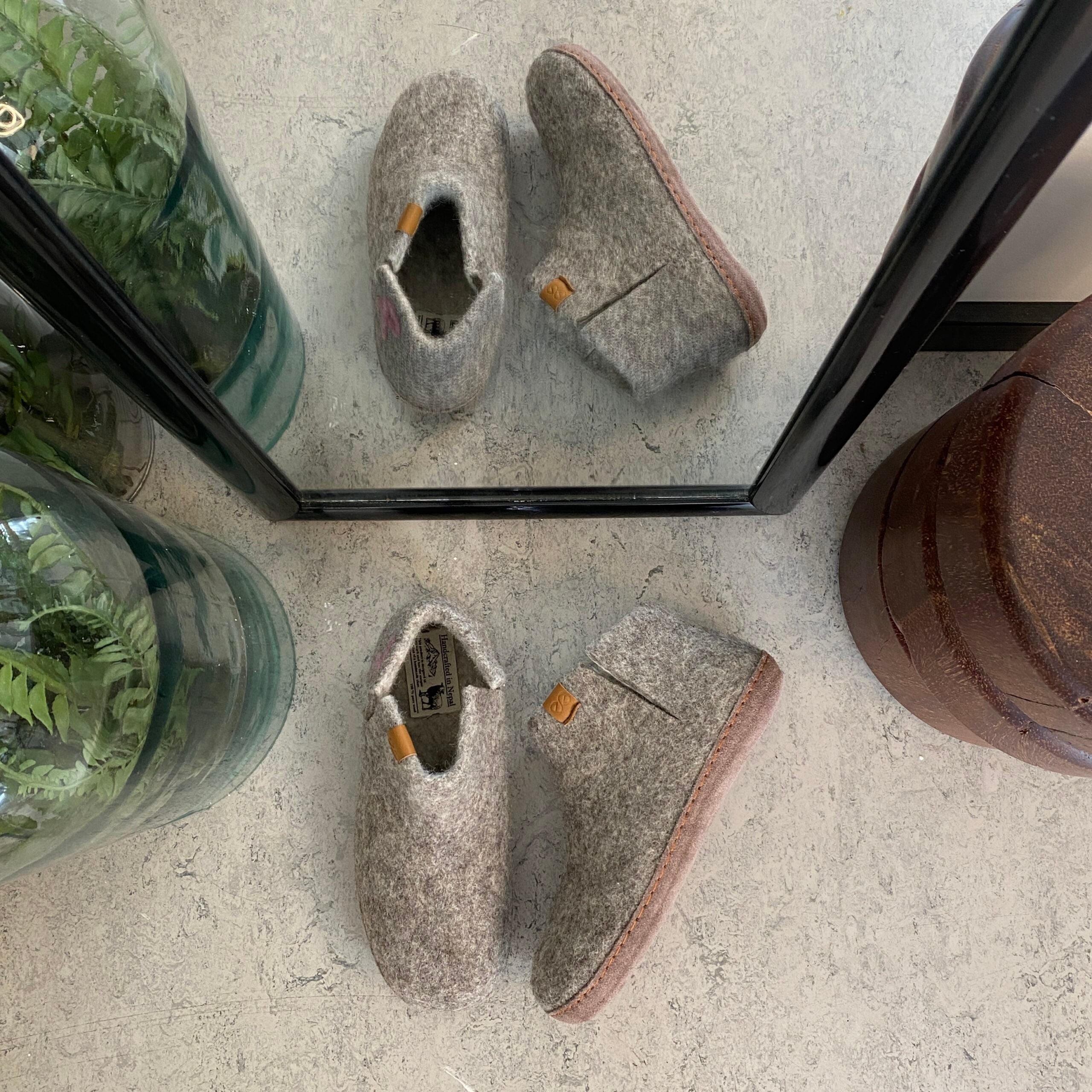 Green Comfort ull-hjemmesko med Støt Brysterne-logo