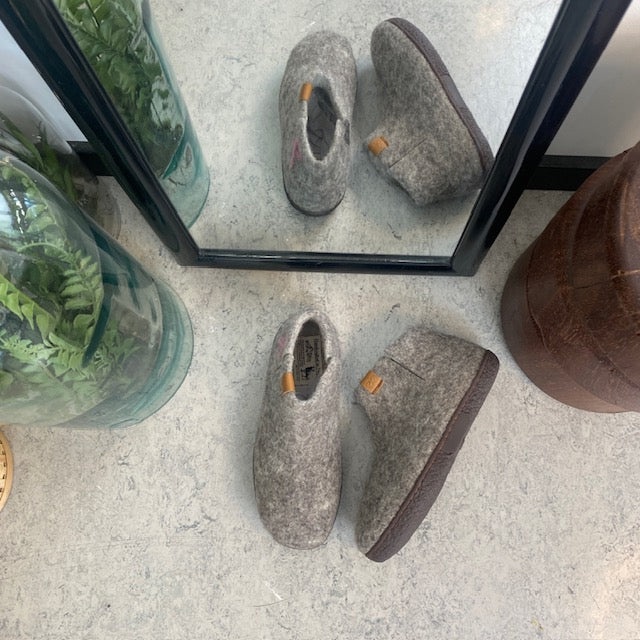 Green Comfort ulltøfler med rågummisåle og Støt Brysterne-logo
