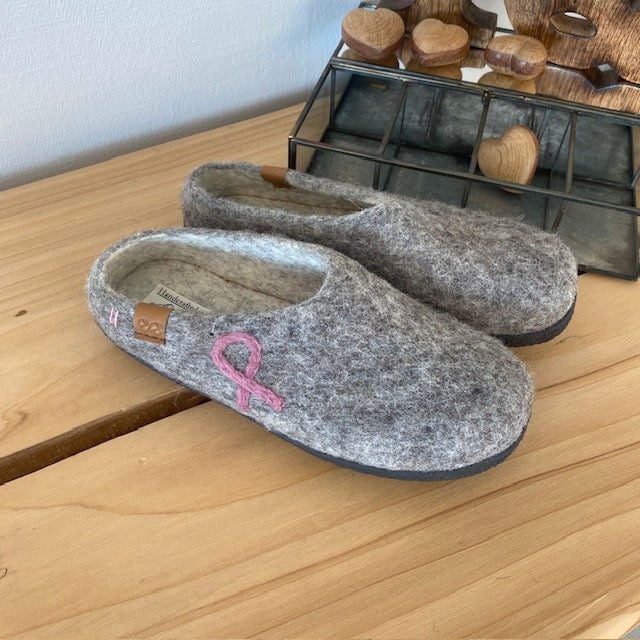 Lav Green Comfort ull-hjemmesko med rågummisåle og Støt Brysterne-logo