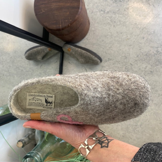 Lav Green Comfort ull-hjemmesko med rågummisåle og Støt Brysterne-logo