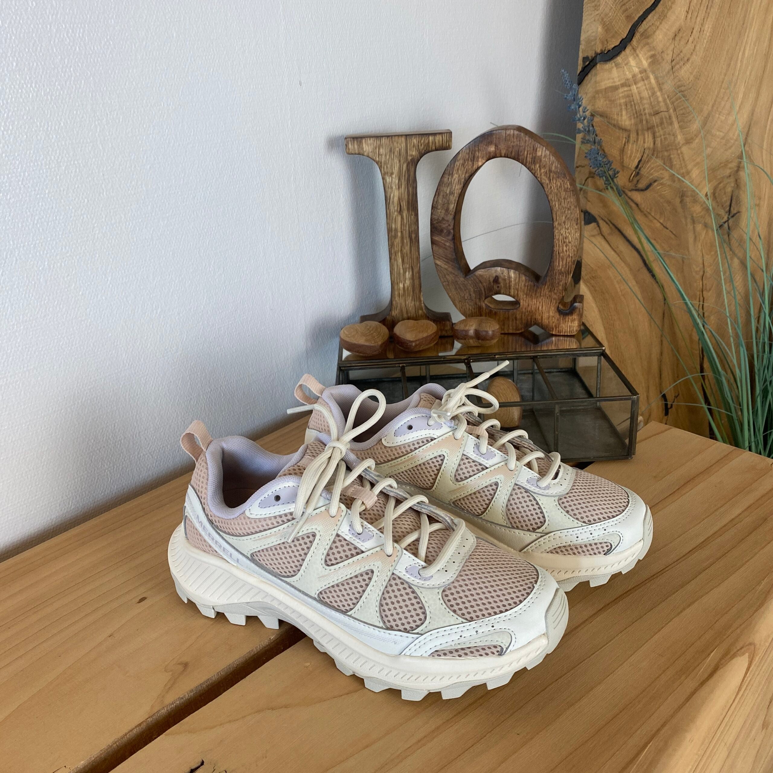 Komfortabel og robust Merrell tursko i beige