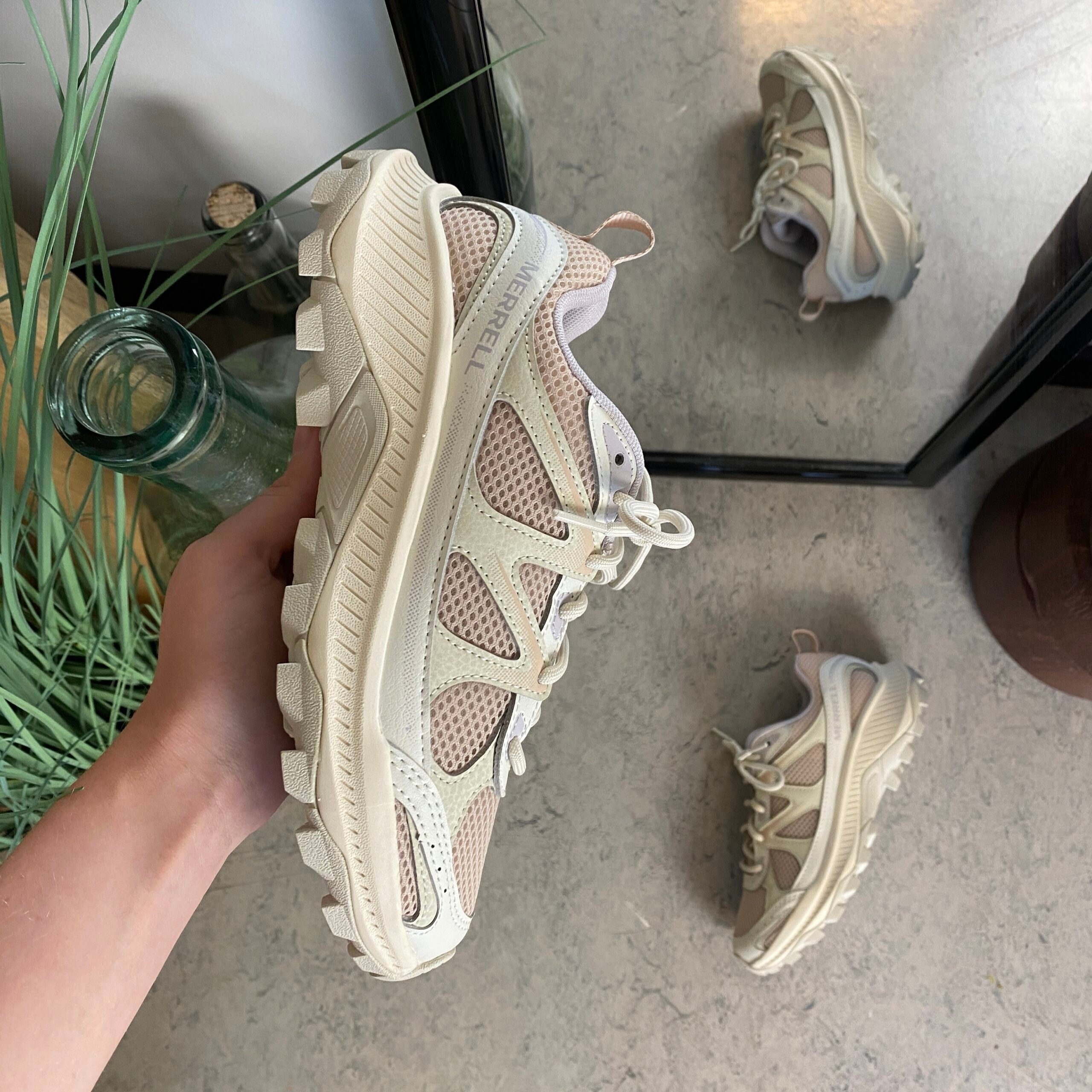 Komfortabel og robust Merrell tursko i beige