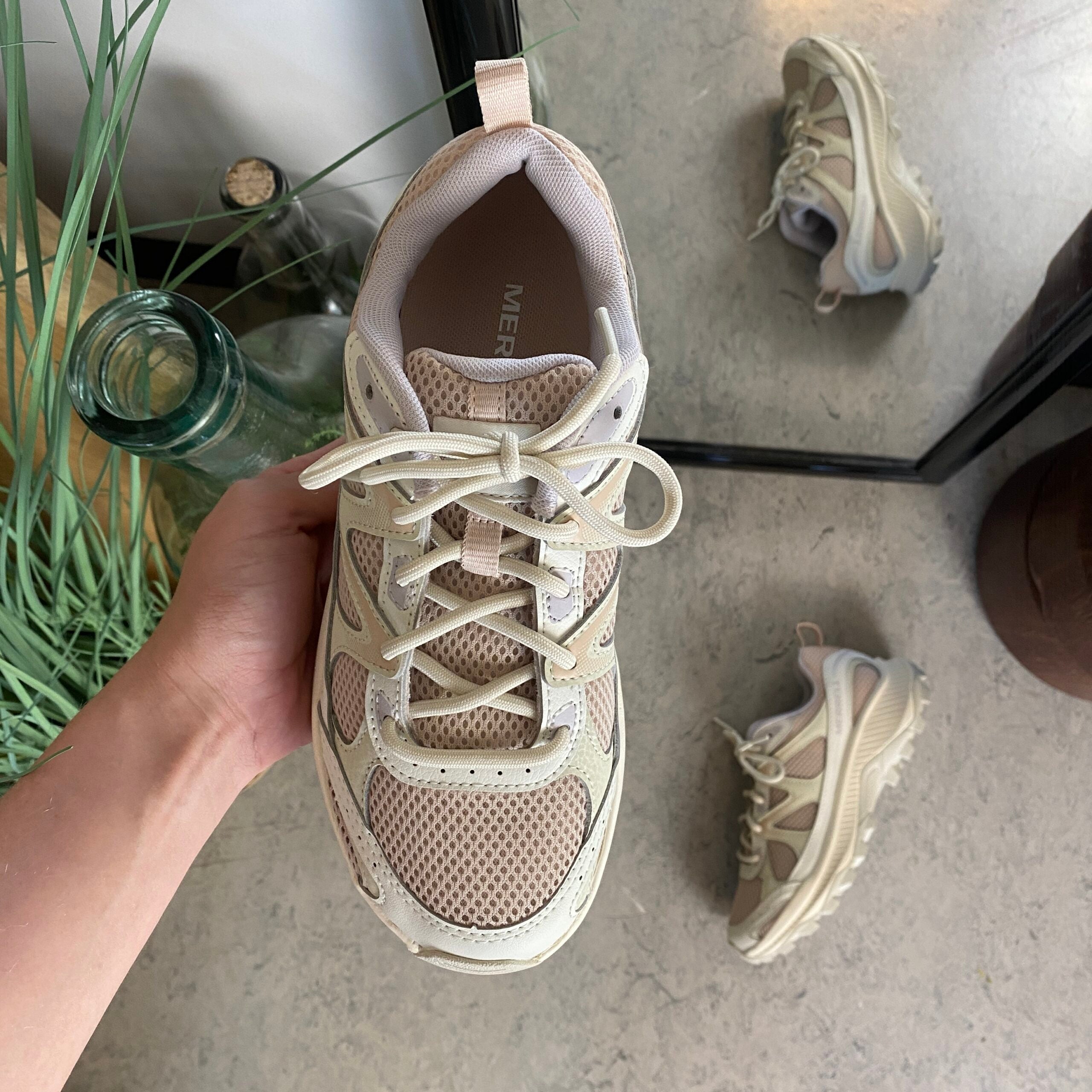 Komfortabel og robust Merrell tursko i beige