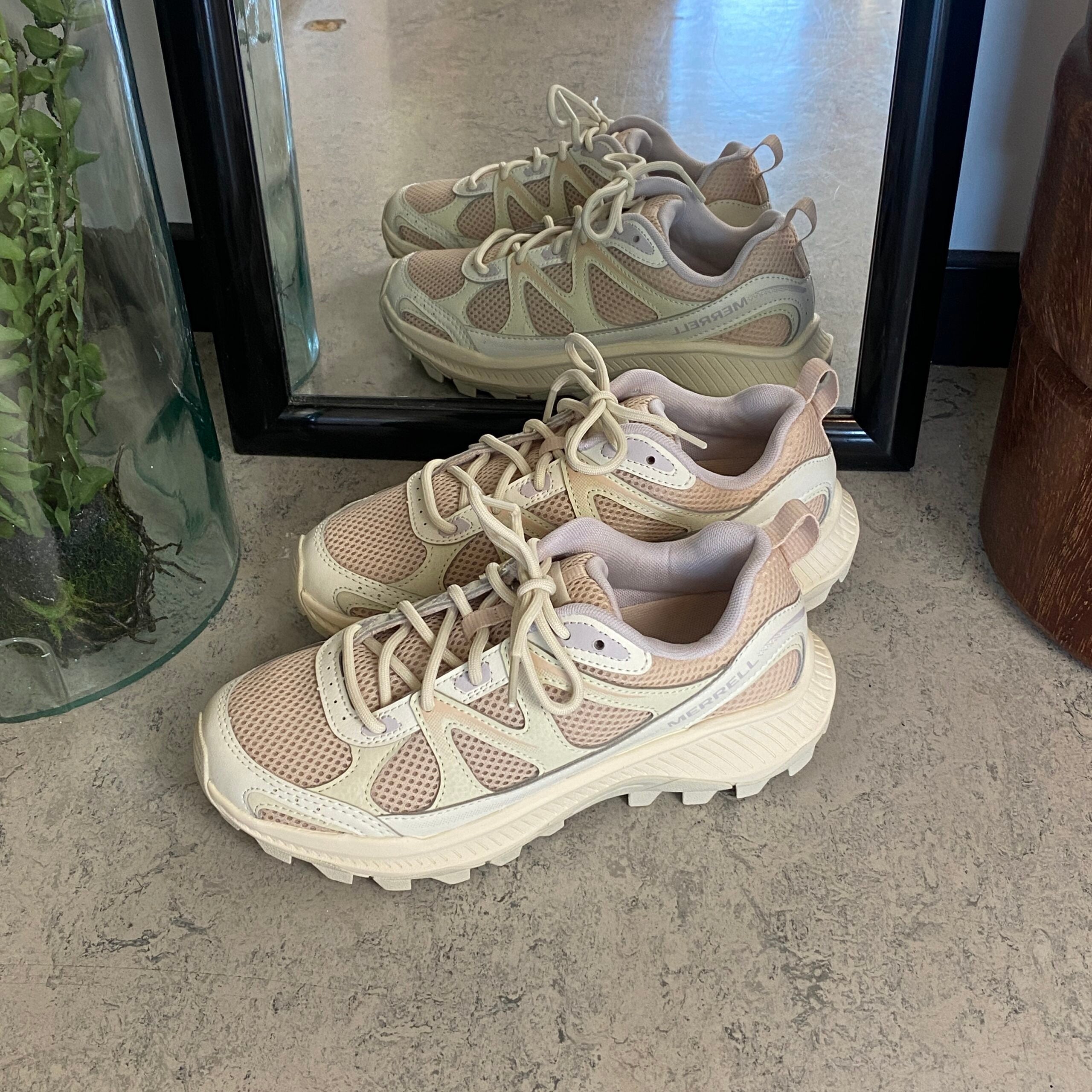 Komfortabel og robust Merrell tursko i beige