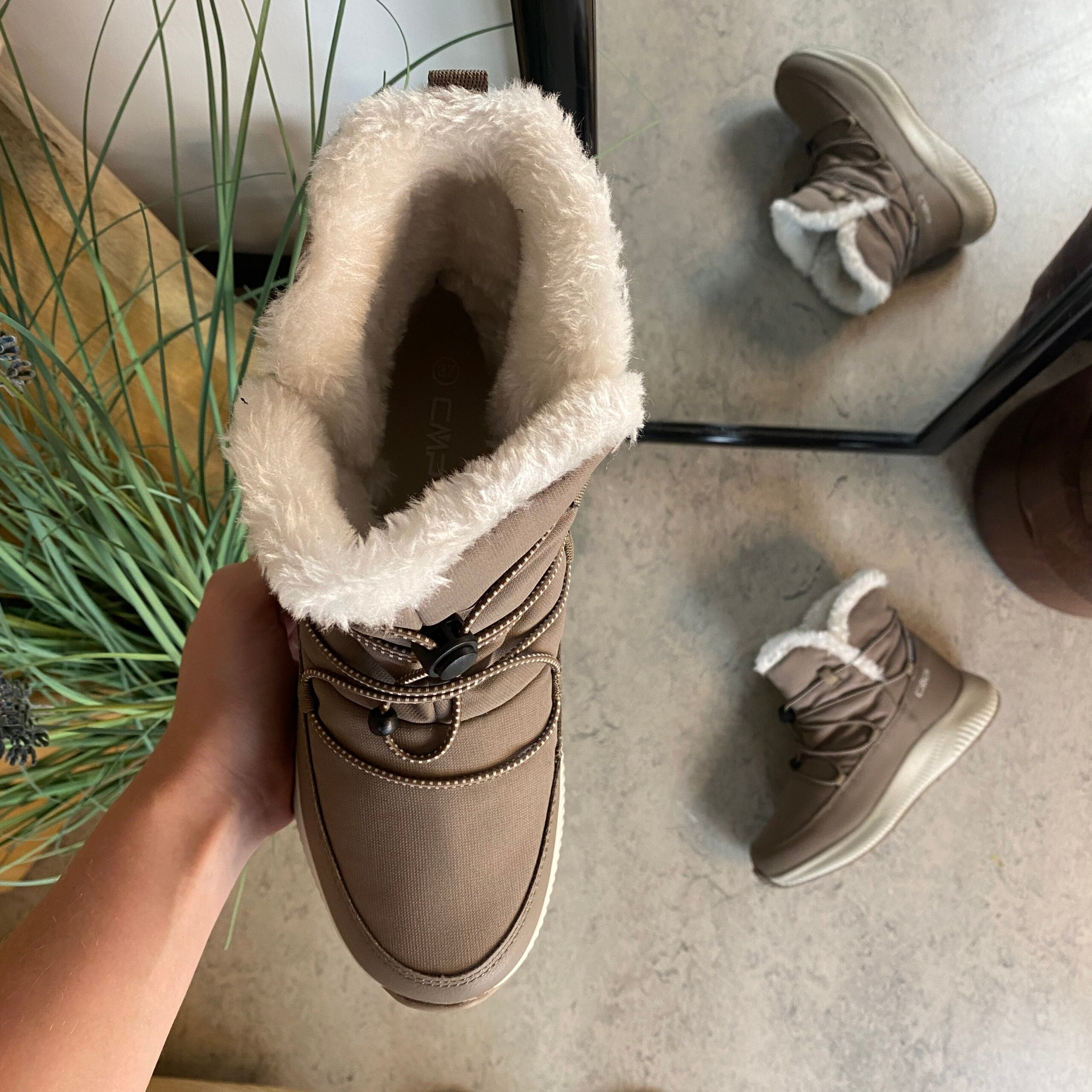 Vannavstøtende beige vinterstøvel fra CMP med elastisk snøring