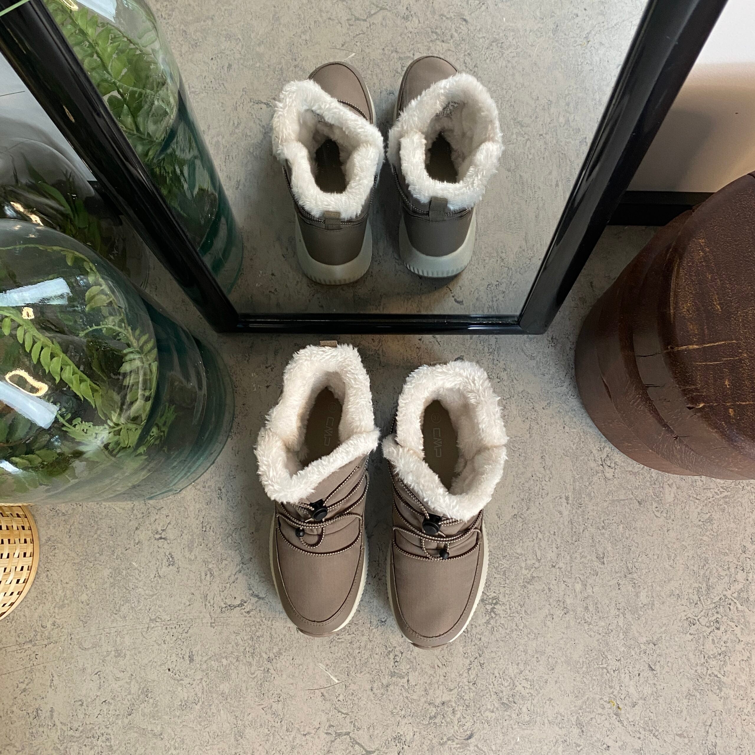 Vannavstøtende beige vinterstøvel fra CMP med elastisk snøring