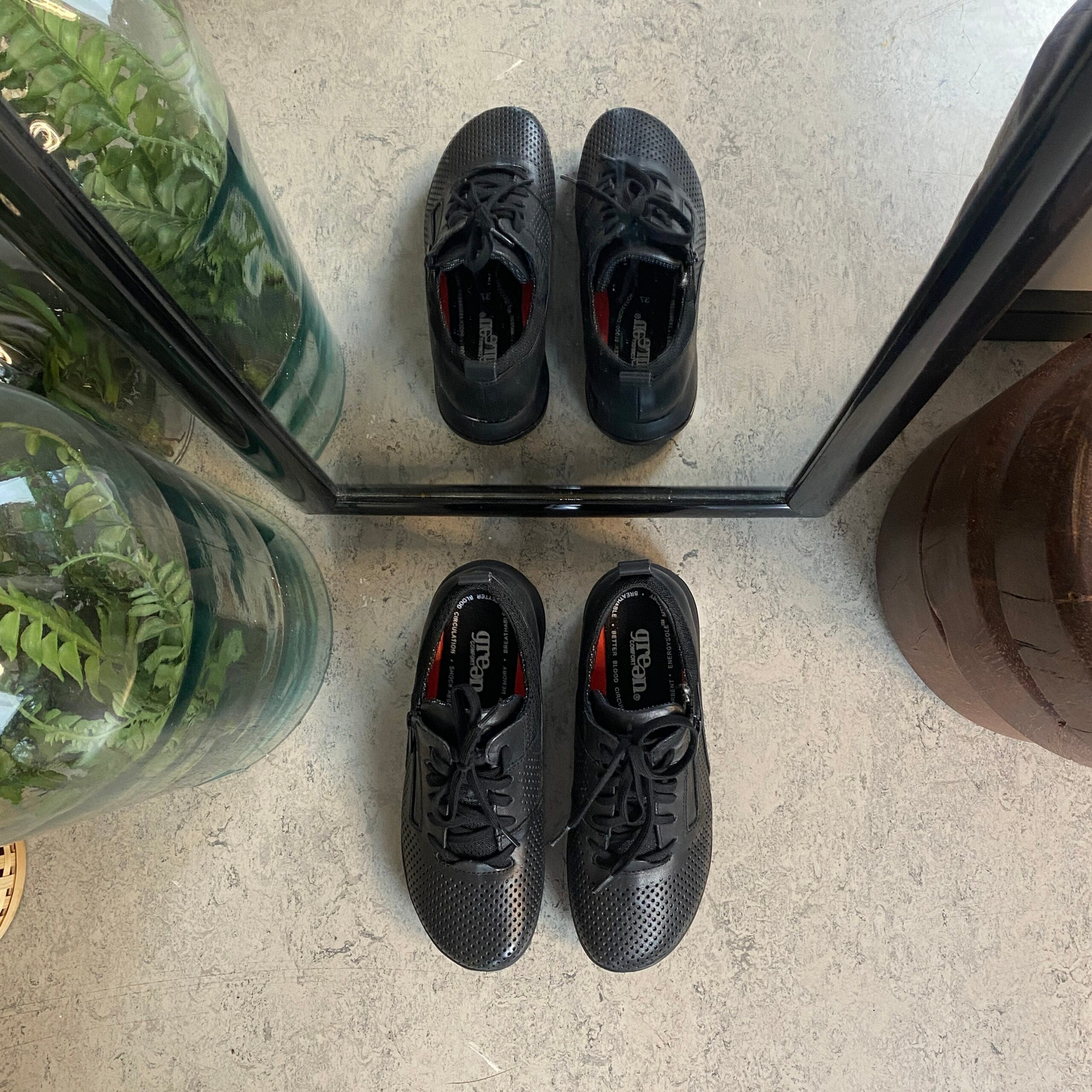 Green Comfort-sko i sort med bred passform og glidelås