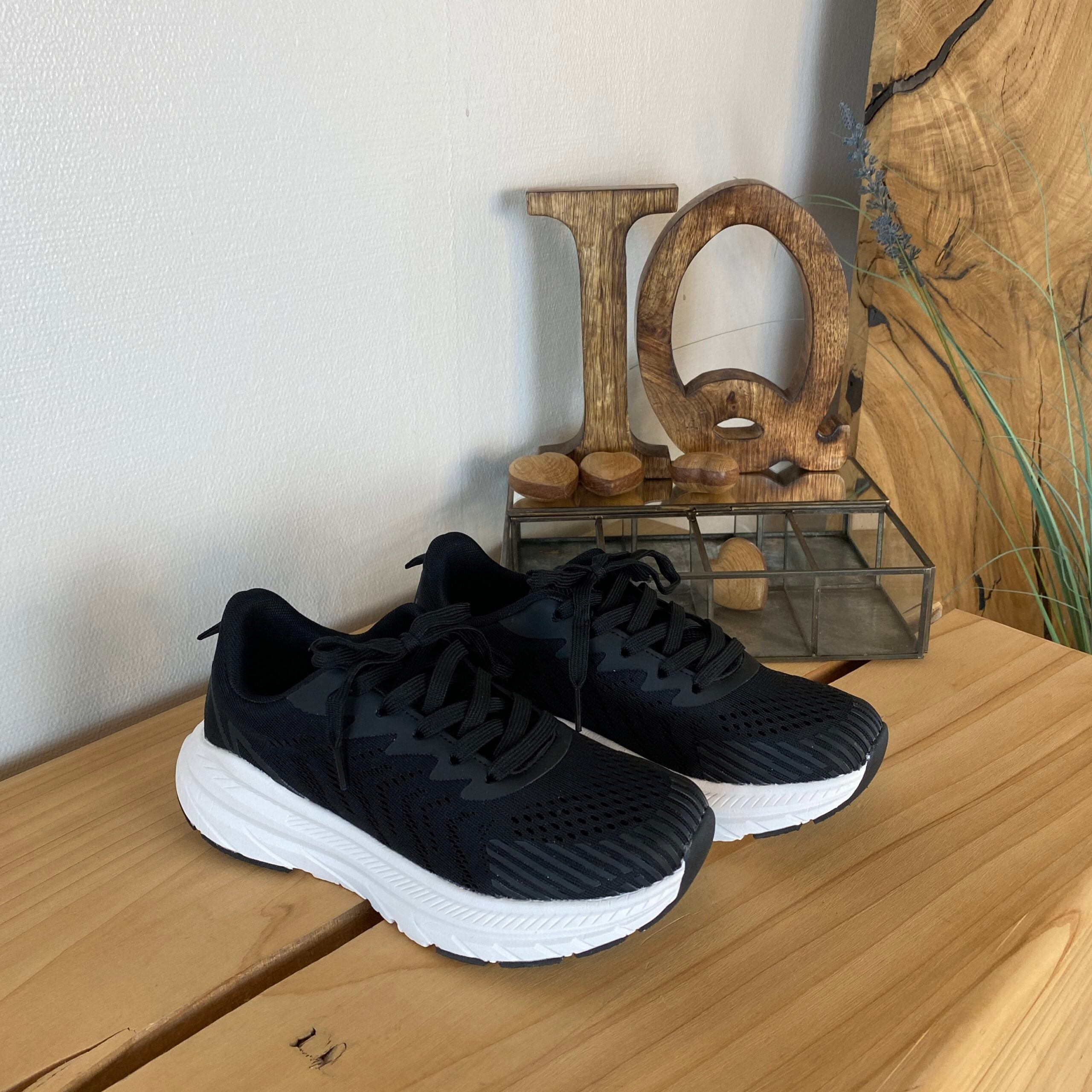 Endurance svart sneaker med hvit såle – pustende komfort & støtdemping